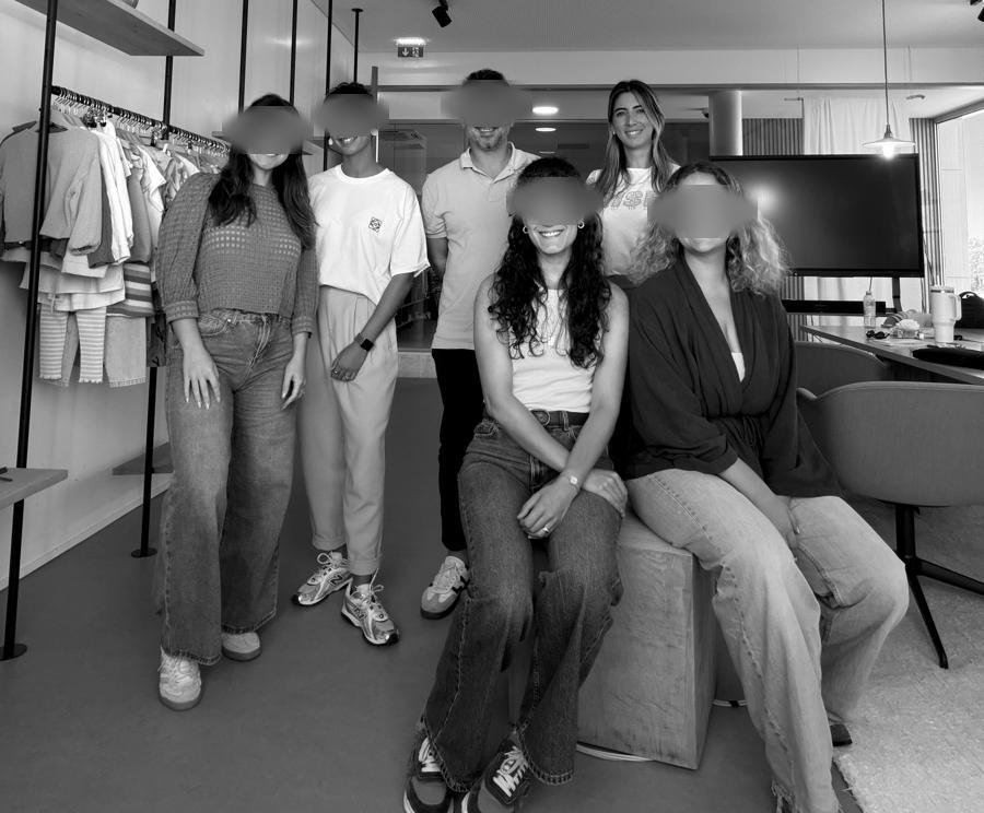 Magda Santos com uma equipa depois de uma formação na empresa