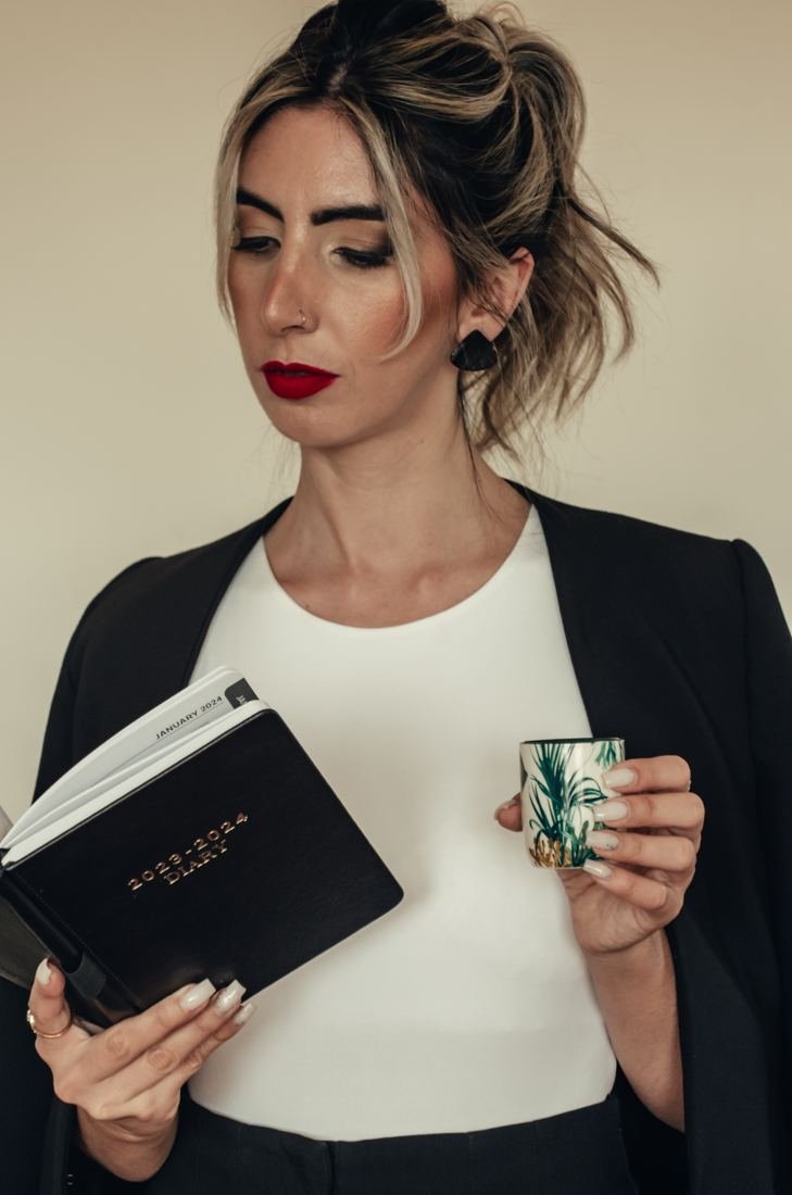Magda Santos sentada com o portátil