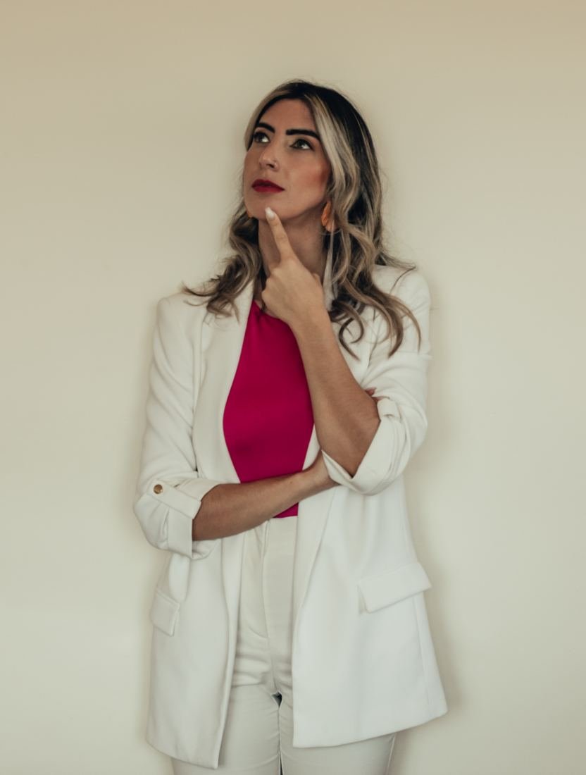 Magda Santos a pensar, de blazer branco