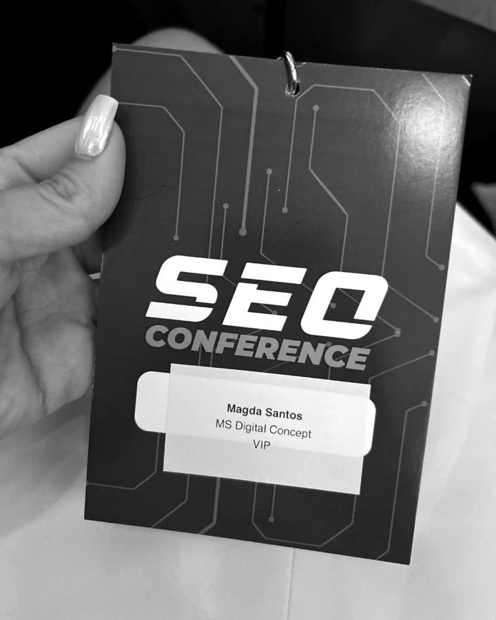 Crachá de Magda Santos na SEO Conference